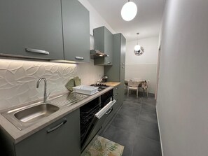 Fridge, oven, stovetop, dishwasher