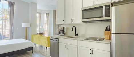 Kühlschrank, Mikrowelle, Herdplatte, Geschirrspüler