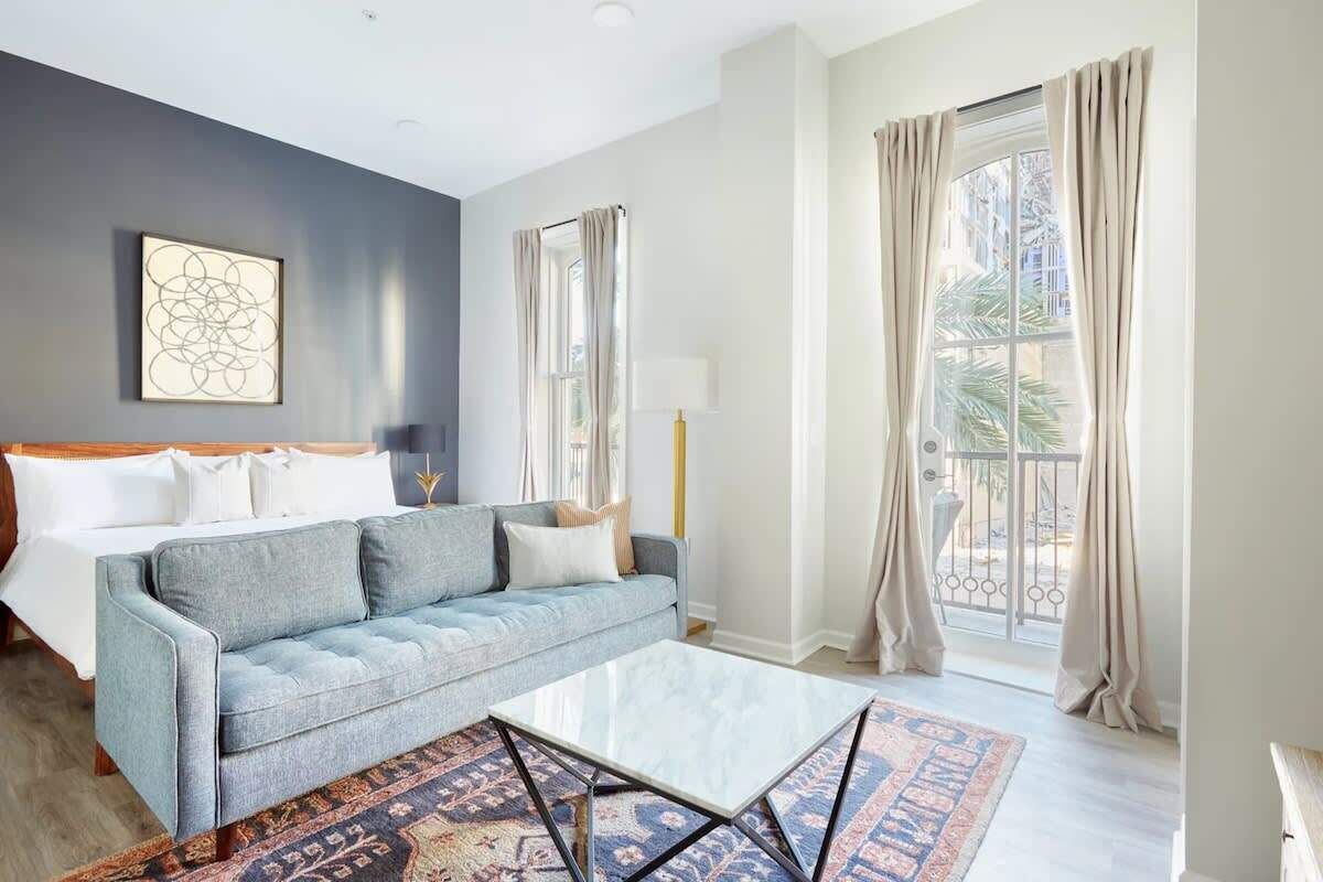 Televisión y oficina 