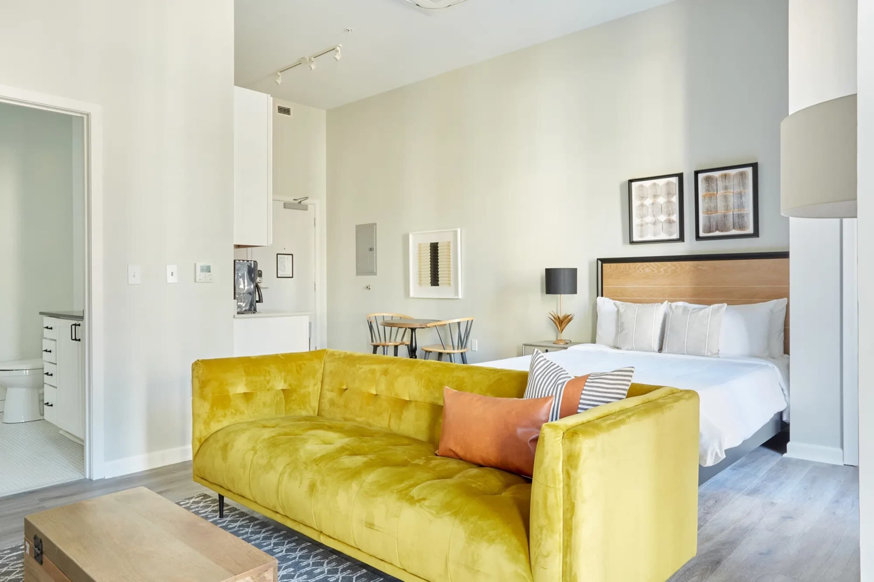 Televisión y oficina 