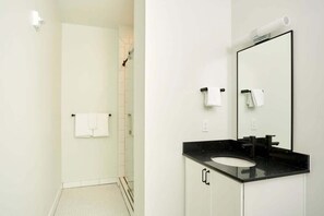 Douche, sèche-cheveux, serviettes fournies