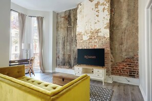 Una televisión, una oficina