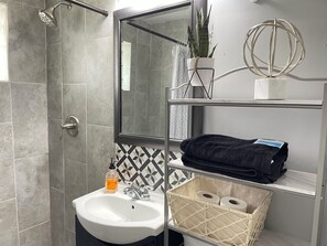 Hair dryer, towels, soap, shampoo - Entire Cozy Home + Free Parking + Fast Wi-Fi & Located in Central Area (Park Forest)