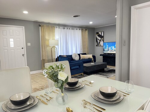 Entire Cozy Home + Free Parking + Fast Wi-Fi & Located in Central Area