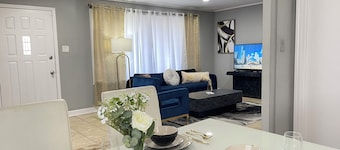 Entire Cozy Home + Free Parking + Fast Wi-Fi & Located in Central Area