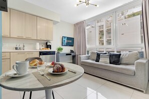 TV, offices - Roami at Habitat Brickell | Pool+Gym | 1BR (Miami)