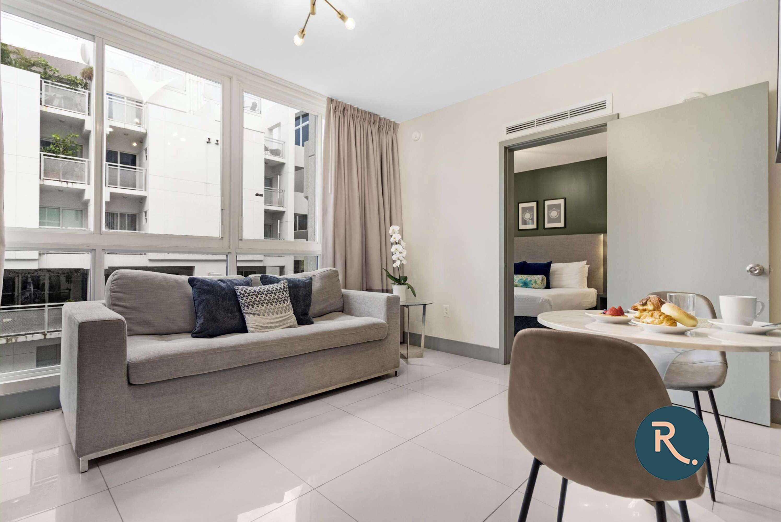 Una televisión, una oficina