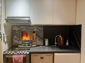 Fridge, oven, stovetop, dishwasher