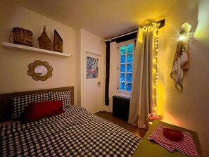 1 bedroom, bed sheets