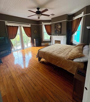 5 bedrooms, desk, free WiFi, bed sheets