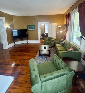 Smart TV, fireplace, DVD player, books