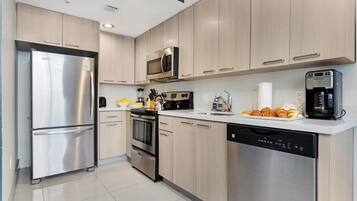 Geladeira, micro-ondas, fogão, cooktop