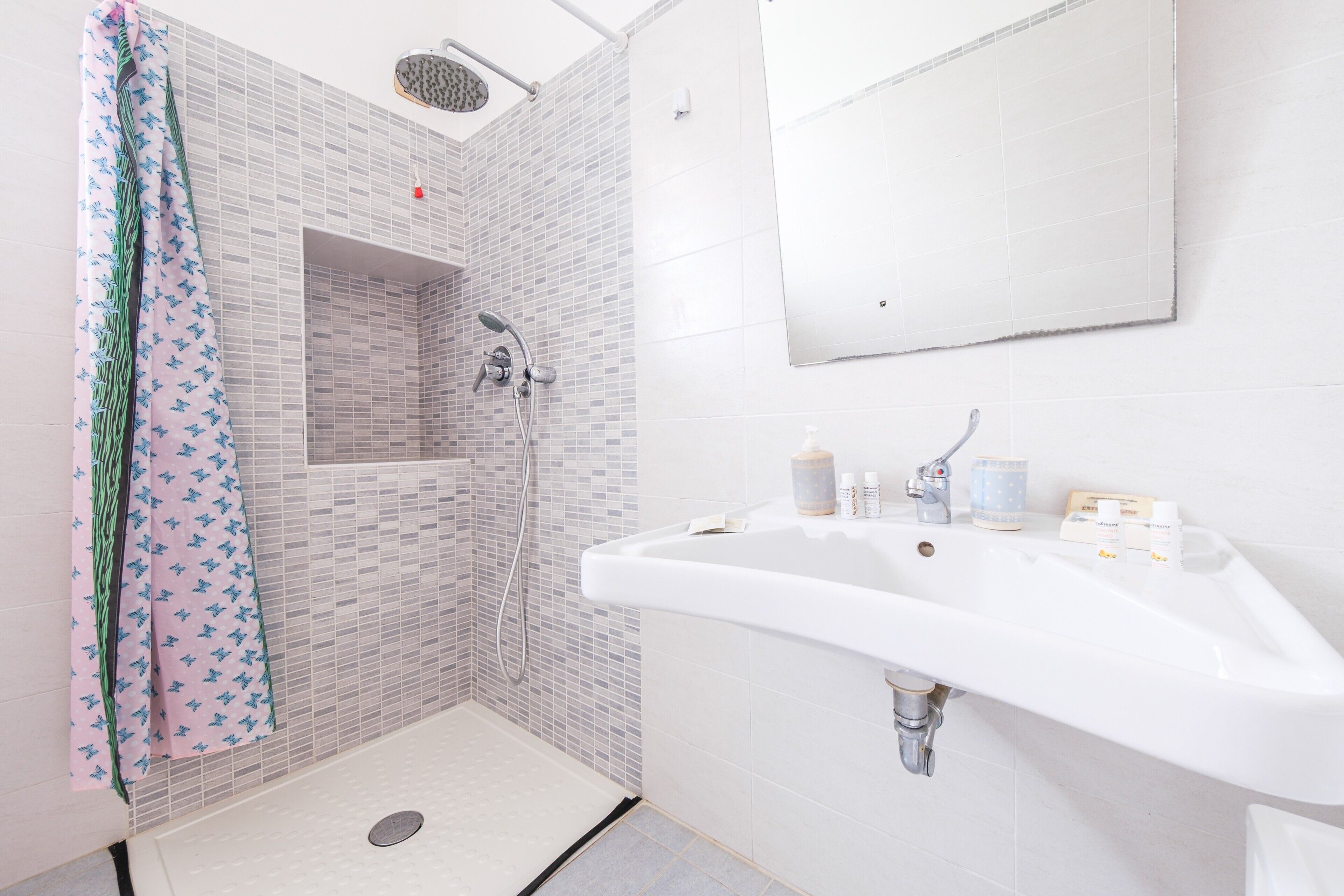 Een douche, een haardroger, handdoeken