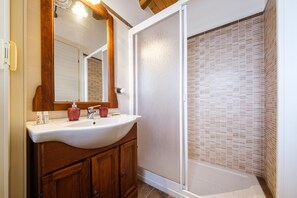 Dusche, kostenlose Toilettenartikel, Haartrockner, Handtücher