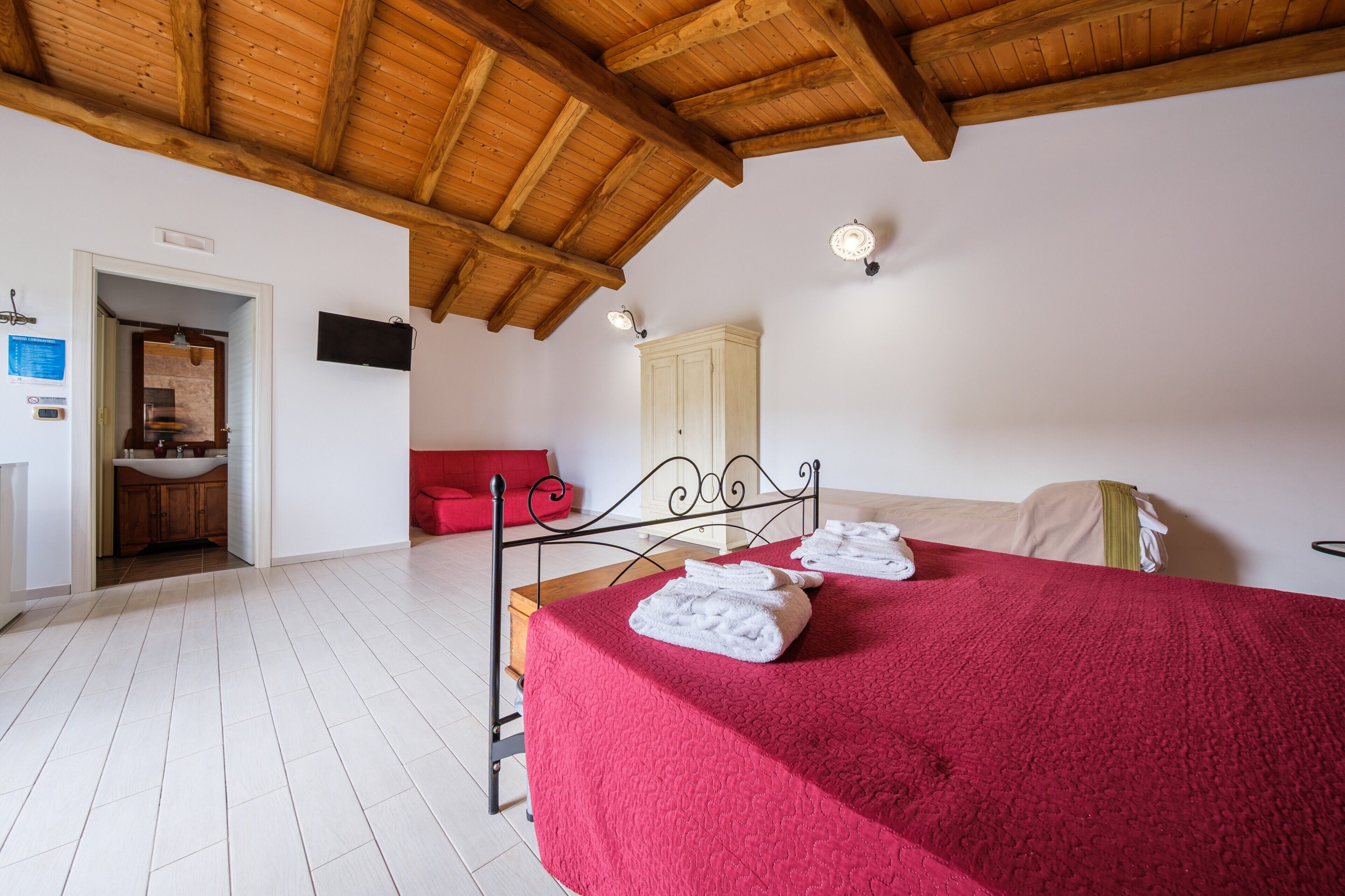 1 bedroom, desk, WiFi, bed sheets