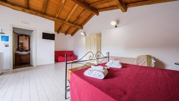 1 bedroom, desk, WiFi, bed sheets