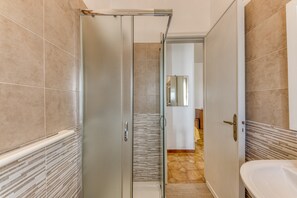 Shower, hair dryer, towels - Apartment 'Trande' with Balcony, Wi-Fi and Air Conditioning (Santa Maria di Leuca)