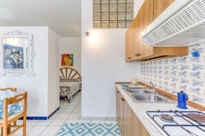 Fridge, stovetop, cookware/dishes/utensils - Apartment 'Trande' with Balcony, Wi-Fi and Air Conditioning (Santa Maria di Leuca)