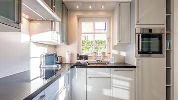 Coffee/tea maker, fridge, oven, stovetop