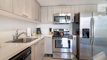 Geladeira, micro-ondas, fogão, cooktop