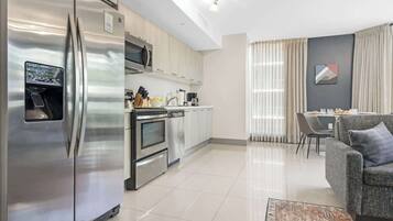 Réfrigérateur, micro-ondes, four, plaque de cuisson