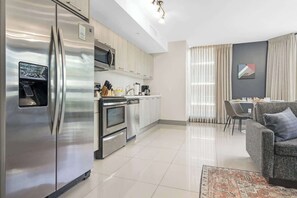 Een koelkast, een microgolfoven, een oven, een kookplaat