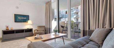 Una televisión, una oficina