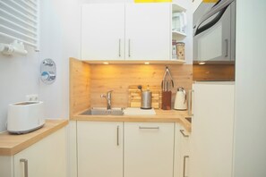 Réfrigérateur, plaque de cuisson, lave-vaisselle, cafetière/bouilloire