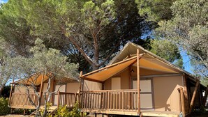 Two wooden cabins with balconies, surrounded by trees. - Camping international Aups 83 (Aups)