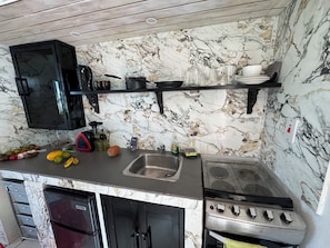 Een koelkast, een microgolfoven, een oven, een kookplaat