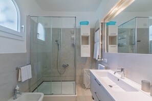 Shower, free toiletries, towels - Villa 'La Conia' with Sea View, Wi-Fi and Air Conditioning (Cannigione)