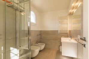 Douche, articles de toilette gratuits, serviettes fournies