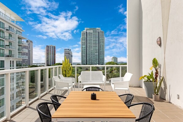 Outdoor dining - Roami at Habitat Brickell | Pool|Balcony | 2BR (Miami)