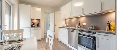 Réfrigérateur, un four, surface de cuisson, lave-vaisselle