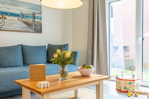 Fernseher, Tischtennisplatte, Videothek