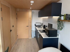 Kylskåp, mikrovågsugn, ugn och spishäll