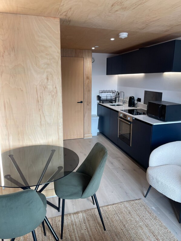 Fridge, microwave, oven, stovetop - Modern & Stylish 1 Bedroom Apartment in Manchester (Manchester)
