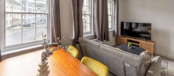 Modern 1BR Harbour Stay with Stunning Sea Views