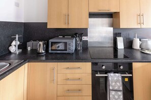 Réfrigérateur, four à micro-ondes, un four, surface de cuisson