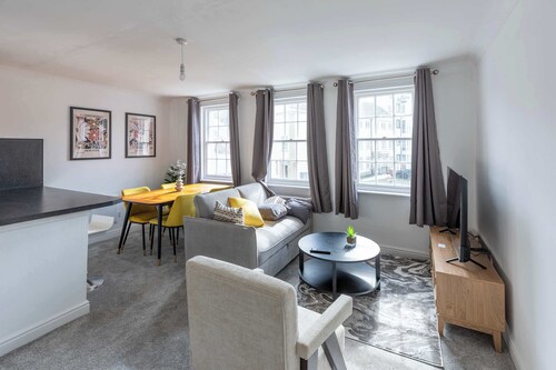 Bright 1 Bed Harbour-side Apartment with Sea Views