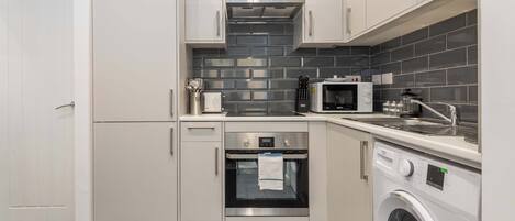 Kühlschrank, Mikrowelle, Ofen, Herdplatte