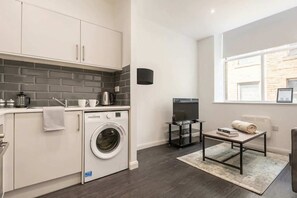 Interior - Central Bradford Modern 1 Bed Apartment w WiFi (Bradford)