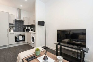 Fridge, microwave, oven, stovetop - Central Bradford Modern 1 Bed Apartment w WiFi (Bradford)