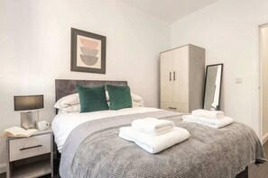 1 bedroom, desk, iron/ironing board, WiFi - Central Bradford Modern 1 Bed Apartment w WiFi (Bradford)