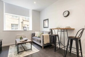 TV, offices - Central Bradford Modern 1 Bed Apartment w WiFi (Bradford)