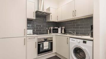 雪櫃、微波爐、焗爐、爐具