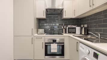 Frigorifero, microonde, forno, piano cottura