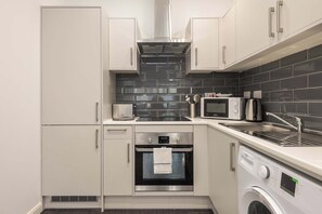 Geladeira, micro-ondas, fogão, cooktop