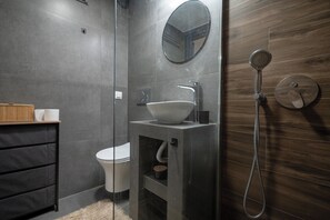 Hair dryer, towels, soap, toilet paper - Boho Nest in Glyfada by ΜΡS (Glifada)