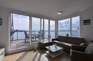 TV, DVD player - Houseboat - floating house, parking, harbor view, washing machine, roof terrace (Olpenitz)